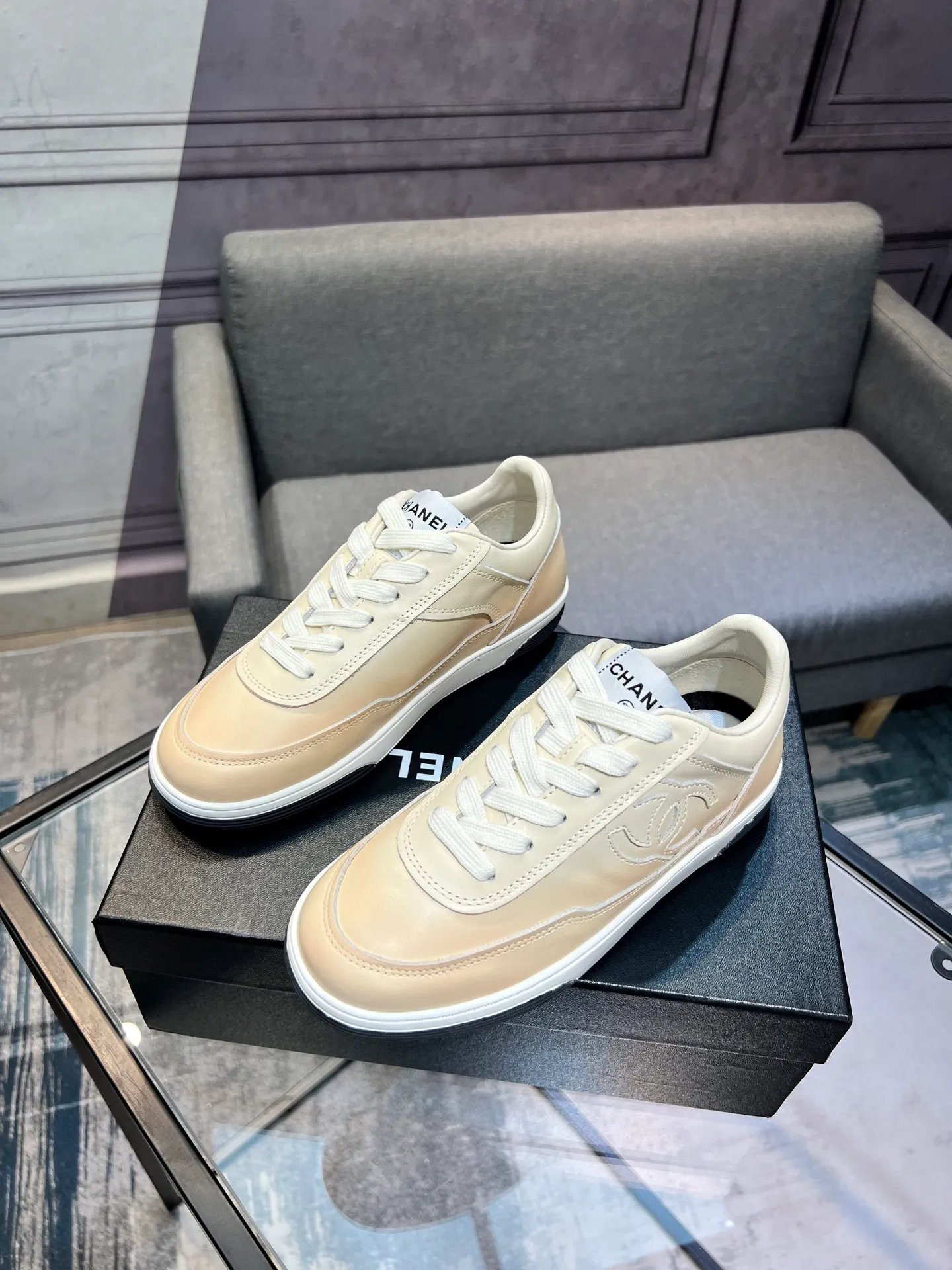 Men's men's shoes 💰660 Exclusive real shot (top version) CHANEL Chanel 2025ss color matching thick-soled casual sports shoes and sneakers. The counter is synchronized. The counter is very popular. A shoe that is very difficult to buy. The most popular thick-soled panda shoes on the Internet. It can be imagined that Xiaoxiang control can't miss it. It has both good looks and comfort. Simple and versatile white shoes. The thick sole increases the height and is super versatile. Close your eyes and wear it. Whoever wears it will look better. Upper: calfskin Lining: imported sheepskin lining Outsole: TPU original outsole Size: 35-44 (customized for women 41 and 40, and 45 for men)